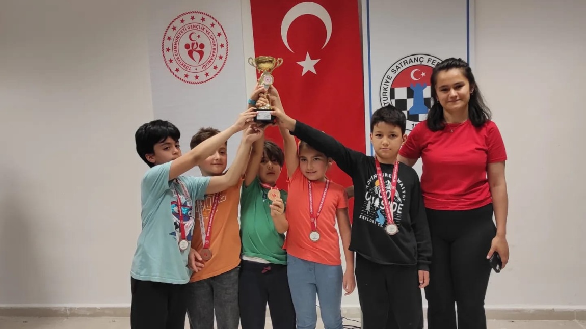 2023 – 2024 Öğretim Yılı Okul Sporları Eskişehir Minikler(A) ve Minikler (B) Satranç Turnuvası'nda Derece Aldık